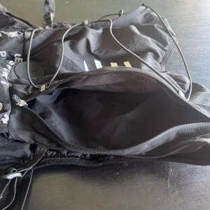 Photo de la poche arrière zippée pour le test du Ultrun S Pack Evo 15